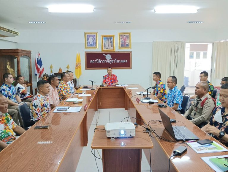 ข้าราชการตำรวจสถานีตำรวจภูธรโนนแดง ร่วมประชุมประจำเดือน และจัดกิจกรรมรดน้ำดำหัวเนื่องในวันปีใหม่ไทย(สงกรานต์)